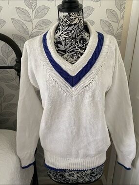 Classic vintage GAP men’s white V-neck knit sweater with navy trim